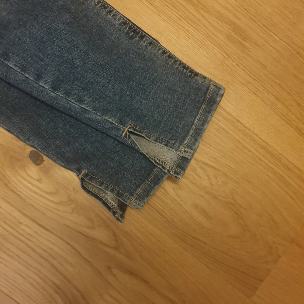 Ett par jeans med slits Endast swish och köparen står för frakten . Jeans & Byxor.