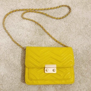  - Gul liten handväska från Mango. Lite missfärgad (mörkare) på baksidan, men inget som syns eftersom det är vänt inåt när man bär den.