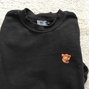  - Den populära hov1 merchen. Sparsamt använd tröja med en lösare passform.