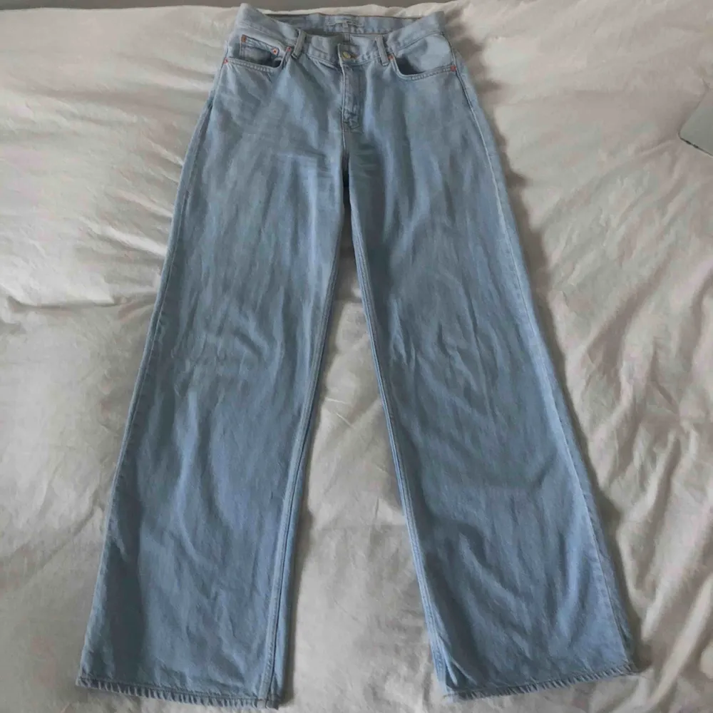 Supersnygga långa och vida jeans från Junkyard! Nypris: 499kr. Använda men i gott skick! Frakt tillkommer och betalningen sker via Swish.. Jeans & Byxor.