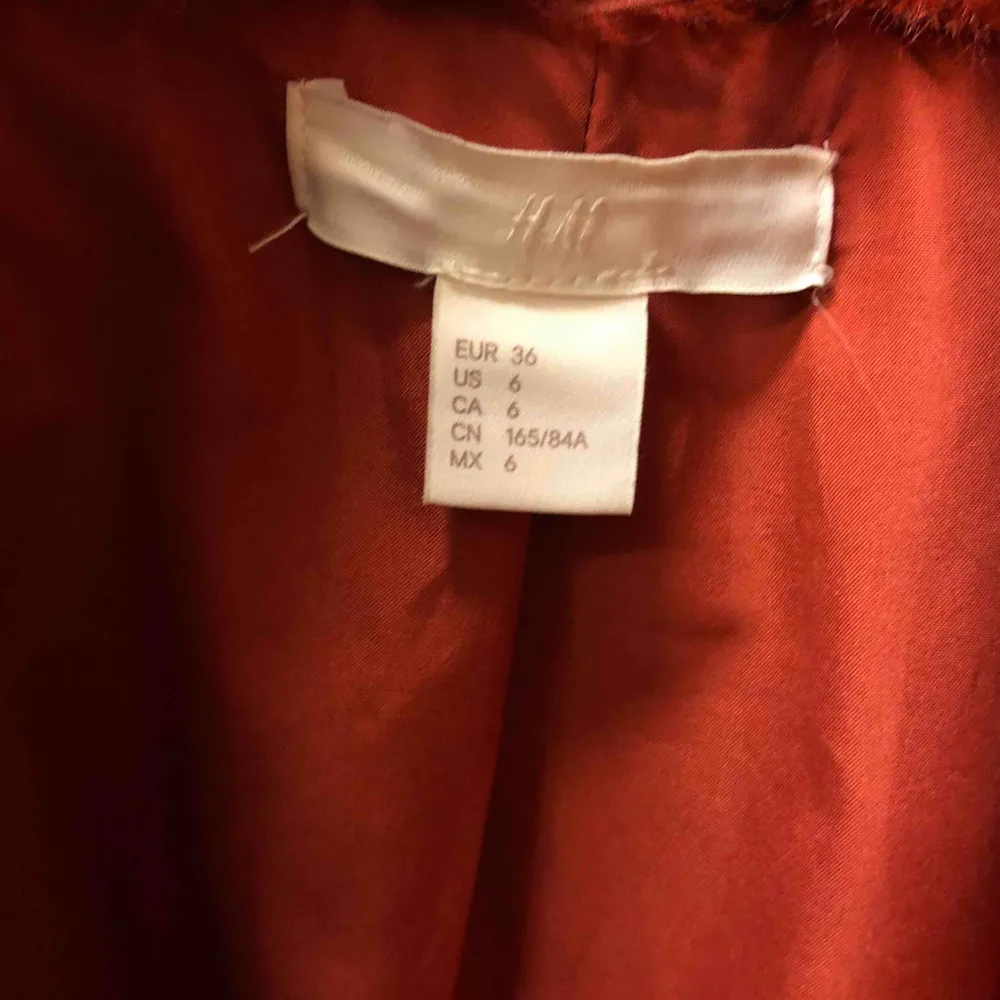 Röd lång fakepäls från H&M. Köpt för 500, nypris 150. Varm och funkar både på vinter och höst. Bra skick. Jackor.