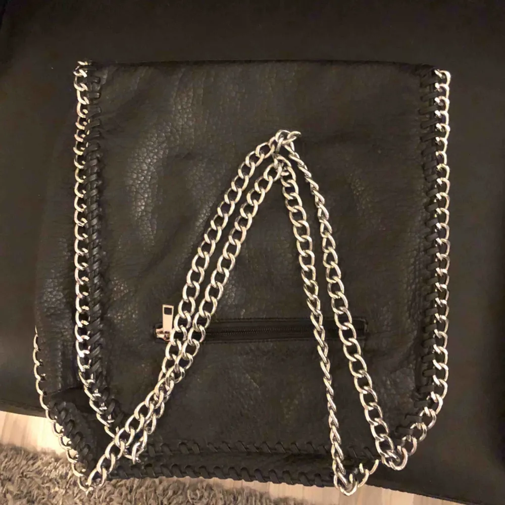 En fin läderimitations handväska med kedjor! Aldrig använd bara blivit liggandes😇. Väskor.