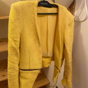  - Gul kavaj från Zara! Är lite kortare i ryggen och lite längre fram, supersnygg passform och i gott skick, något skrynklig i ryggen men endast pga att den legat i en byrålåda! Använd ett fåtal gånger!