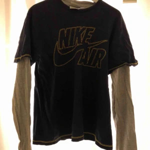  - En vintage rare Nike Air tröja! Köpte för 300 kr på loppis Jävligt coolt eftersom det inte är två tröjor på varandra utan de sitter ihop. 🤩