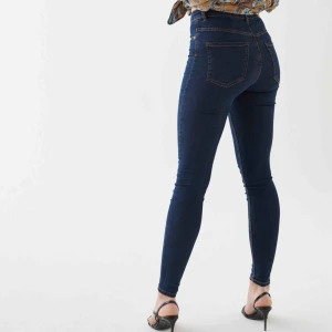 Molly jeans - Säljer mina mörkblåa Molly jeans då denna modell inte passar mig i smaken längre. I bra skick och frakten exkluderad 
