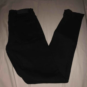  - Jeans med hål på ena knäet och riped vid slutet av byxorna, nästan helt oanvända