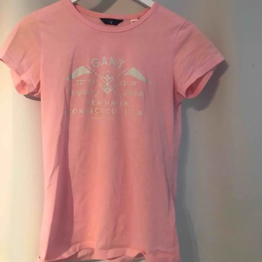 En super rosa tröja ifrån gant, super skönt material . T-shirts.