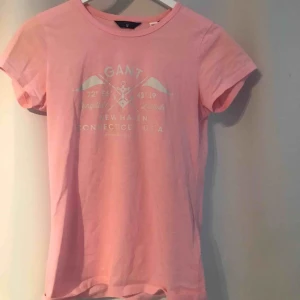  - En super rosa tröja ifrån gant, super skönt material 