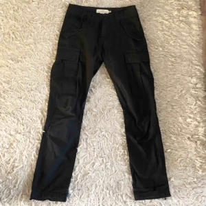  - Cargo pants! Skitsnygga med dad shoes elr af1:-) Cond: 9.7/10 Frakt ligger på 45kr.