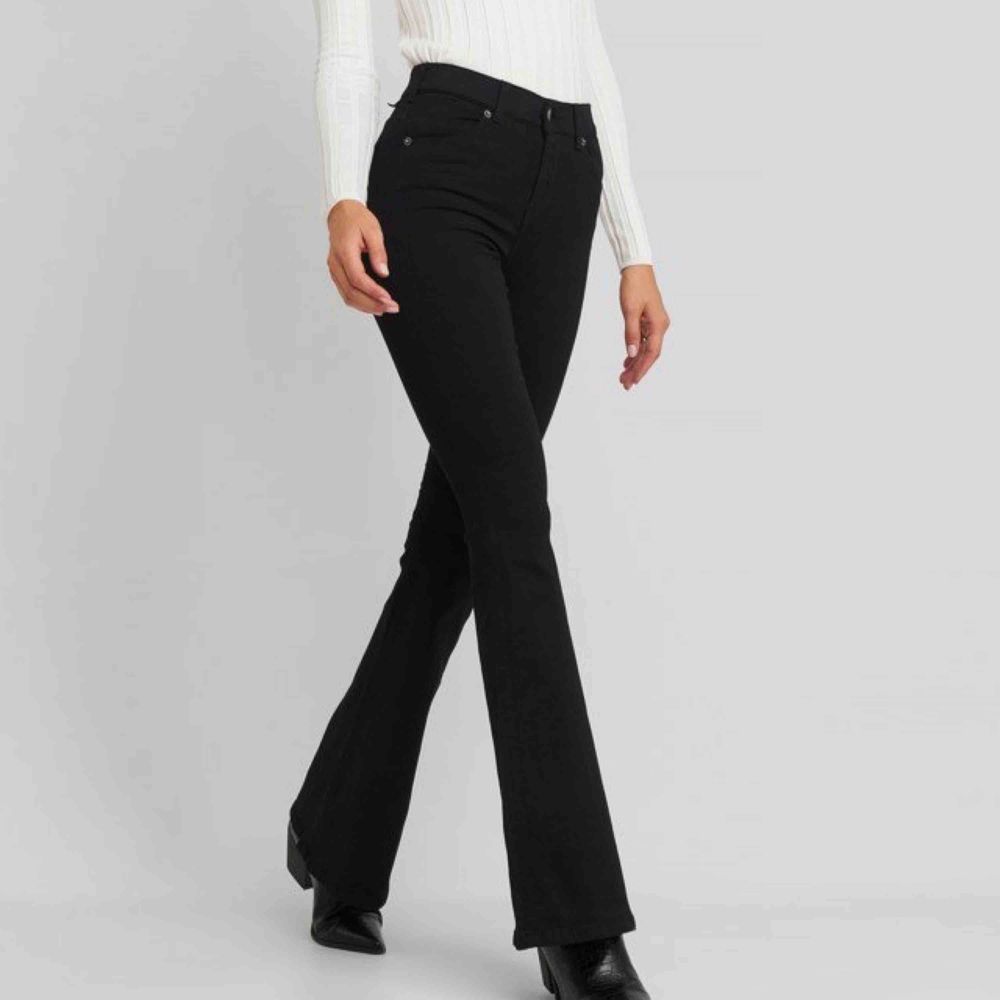 Svarta bootcut-jeans från Dr Denim. Använda två till tre gånger då det inte riktigt är min stil. Frakt ingår i priset. Skriv privat för fler bilder och frågor.. Jeans & Byxor.