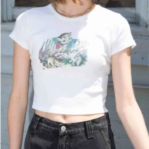  - Finaste toppen från Brandy Melville, beställd från utlandet i somras, bara använd ett fåtal gånger och i nyskick. Onesize men passar XS-S bäst. Jag är en S-liten M och den passar. Tyvärr inte min stil längre 🦋 Skriv för fler bilder & pris kan diskuteras!