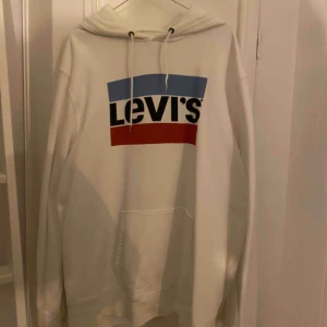  - Vit Levis hoodie! I god skick, storlek XL