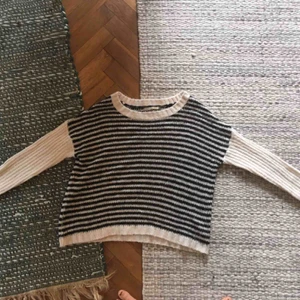  - Mysig stickad tröja, aldrig använt så den är så gott som ny. Smal i ärmar och lite vid kring mage/rygg, väldigt fint! Säljer då jag har för många randiga tröjor...  Fraktkostnad tillkommer om den postas. 