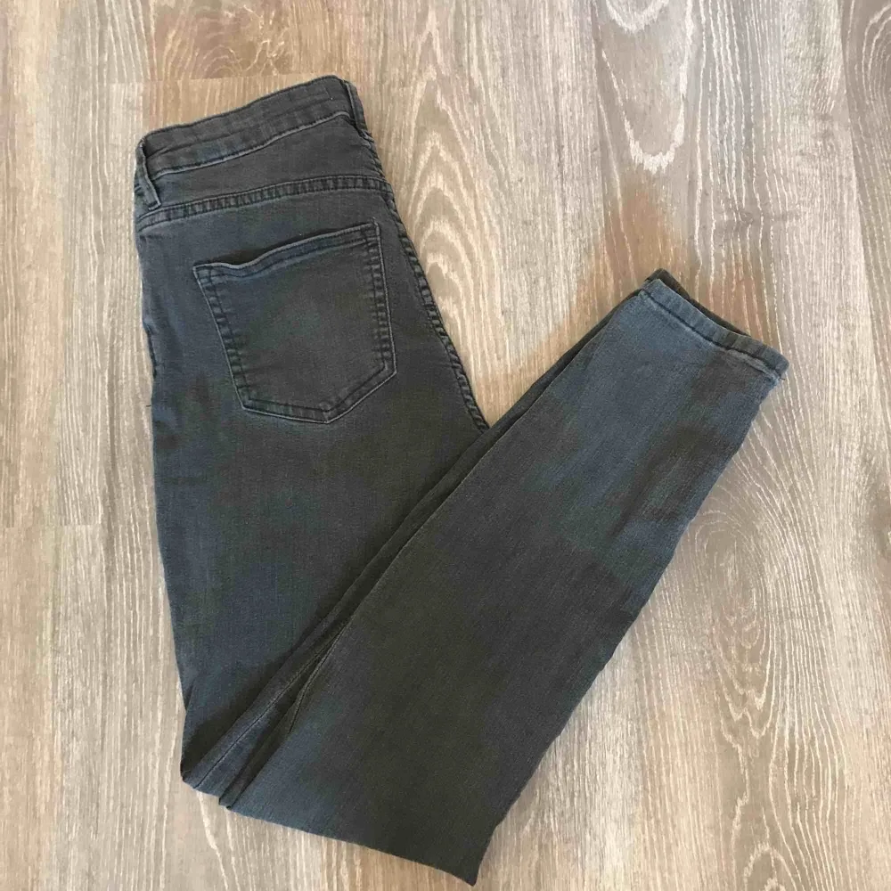 Mörkgråa jeans från H&M . Jeans & Byxor.
