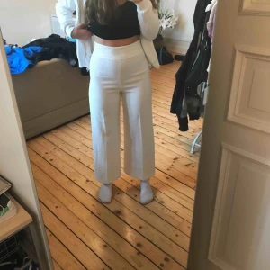  - Ett par vita raka byxor från Zara. Använda fåtal gånger. Säljer pga har växt ur dem. Köparen står för frakten! Jag är 164cm Frakten ligger på 40kr🥰