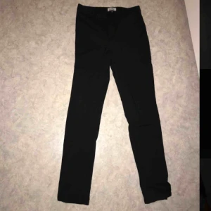  - Tajta svarta byxor i skönt material, använt 2 gånger, bra skick