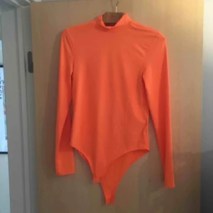  - En neon orange body med krage, använd en gång