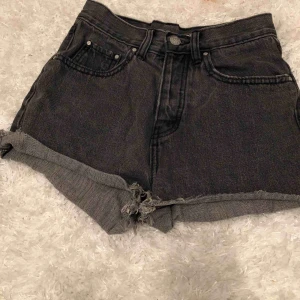  - Mörk gråa short 30+frakt finns i Lerum 