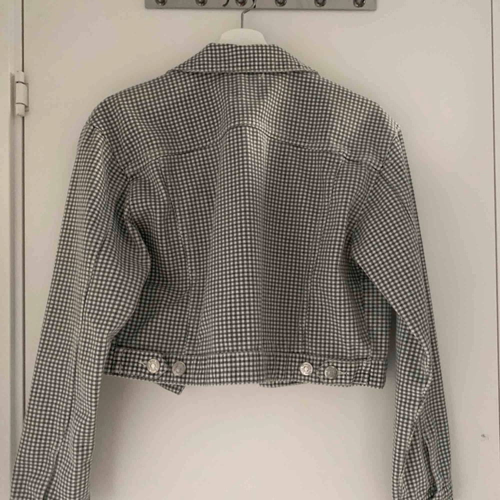 Superfin checkered jacka från Zara! Bara använt en gång så är som ny :) . Jackor.