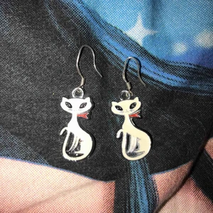  - Ett par söta katt örhängen köpt secondhand ✨🌻 frakt 12kr