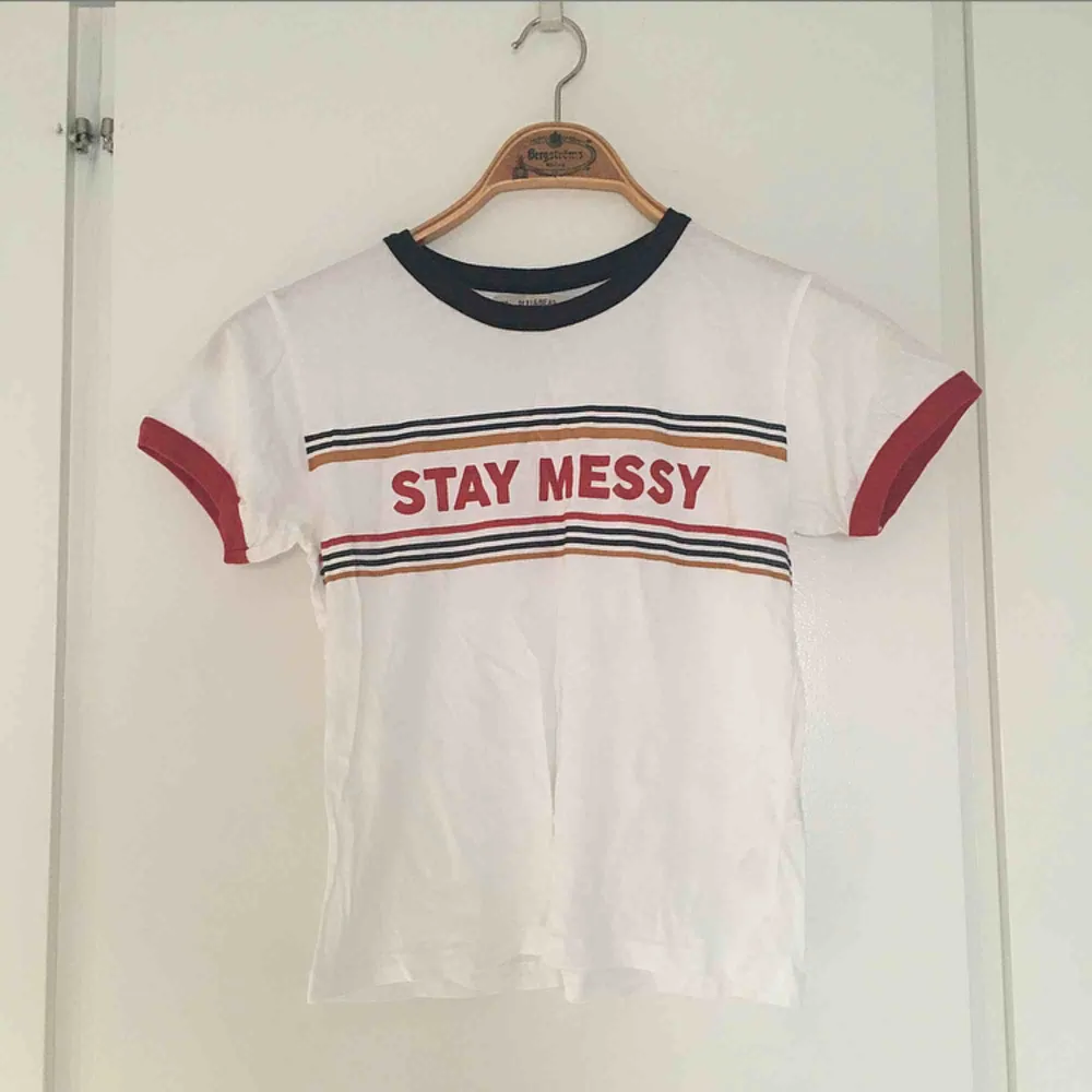 ”Stay messy” T-shirt från pullandbear i storlek S. Aldrig använd . T-shirts.
