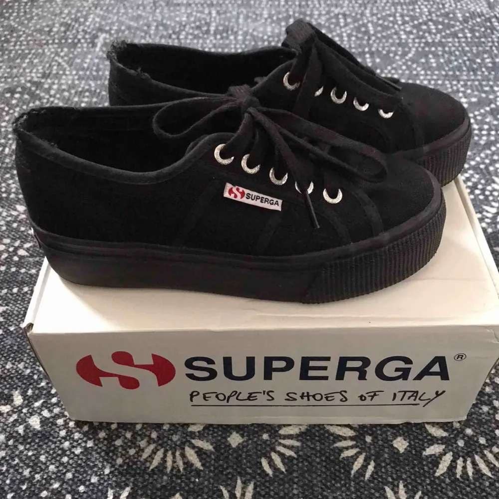 Superga cloth trainers with platform. Have been worn just a few times, but have some weary signs at the back. . Skor.