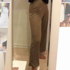  - Byxa i mjukt, skimrande material, bra skick! Färg; Guld 