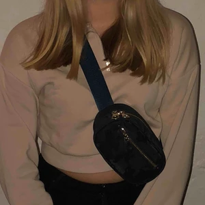  - Mörkgrön bum bag från Zara, köpt i Australien. Väskan är mörkgrön (ser nästan svart ut) med inte så tydligt militär mönster och lite glitter i. Den har guld detaljer och spänne av metall. 