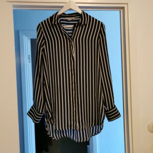 Figursydd skjorta från hm.  - Snygg skjorta från Hm. Helt ny och i silkestyg. 