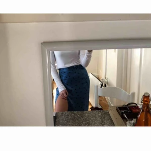  - Kjol från Zara! Sjuuukt snygg och man knyter den själv, så den kan passa fler storlekar! Fint satinmaterial och aldrig använd💕