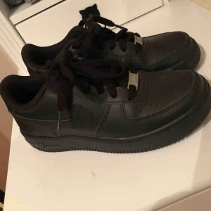  - Nike air force 1 som tyvärr inte längre kommer till användning. Storlek 36 men passar mig som vanligtvis har 37, i mycket fint skick☺️priset är inkl frakt och betalning via swish✨