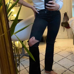  - Säljer mina Zara jeans. De är gråsvarta och hålet har jag själv klippt. Nypris ca: 400kr💕