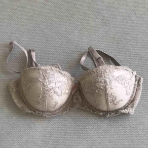  - Grårosa balconettebh med spets. Knappt använd men har tyvärr fått några nopror efter tvätt (se bild 2). Har ej tappat form eller har uttänjda axelband 🌱