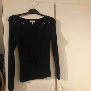  - Svart stickad tröja från Calvin Klein. Aldrig använd. Storlek xs men passar s