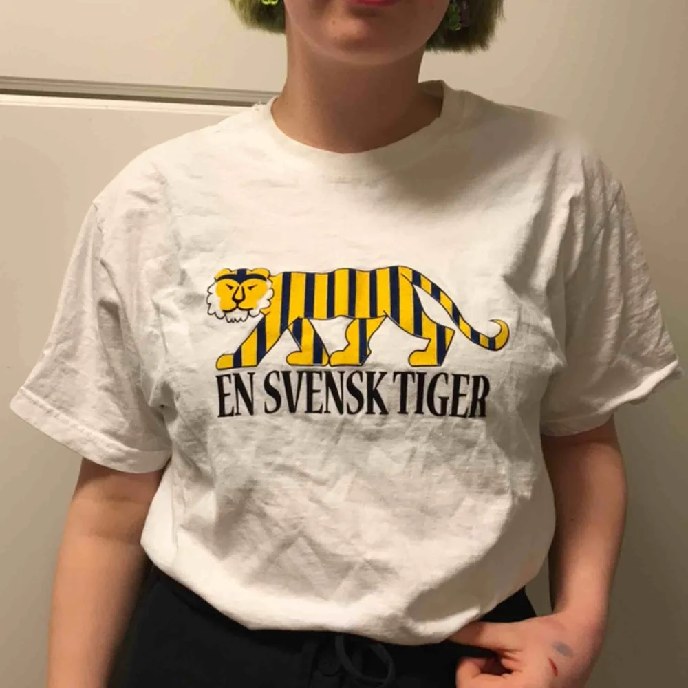 En super snygg oversized t-shirt med trycket ”svensk tiger” på. Köparen står för frakten💕. T-shirts.