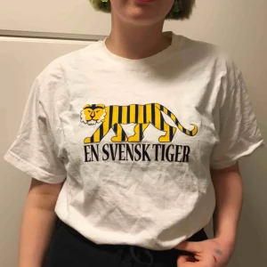  - En super snygg oversized t-shirt med trycket ”svensk tiger” på. Köparen står för frakten💕
