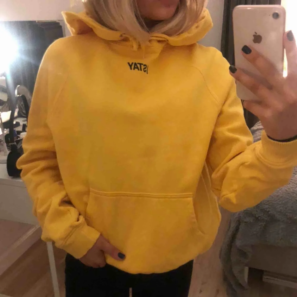 Skitsnygg gul hoodie från iStay, knappt använd så den är som ny! Frakten blir 60kr🥰. Hoodies.