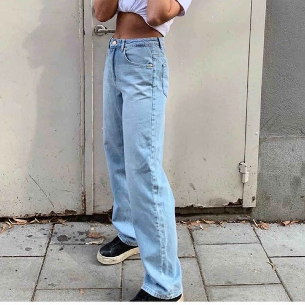 Blåa vida/raka jeans från Emilie Briting x NAKD i superfint skick. Storlek 34, passar 34 & 36. Första bild lånad från @mollymalhotras, jag på bild 2&3 är 167 lång 💛. Jeans & Byxor.