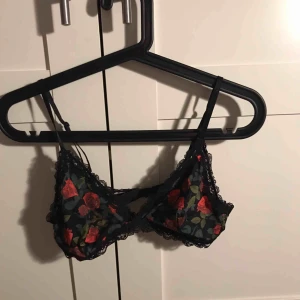  - Säljer en super fin bralett från monkie 60kr + 36kr i frakt! Fraktas bara 