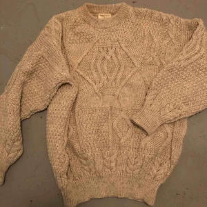  - Säljer en tröja i 100% ull. Storlek S-L beroende på hur man vill att den ska sitta. Frakt tillkommer