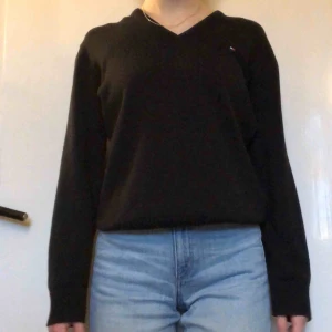tommy stickad tröja  - svart stickad Tommy Hilfiger tröja, köpt second hand men har själv inte använt den, som nyskick!🖤 storlek L i barnstorlek så passar mig som en s/m pris 120kr + frakt🖤