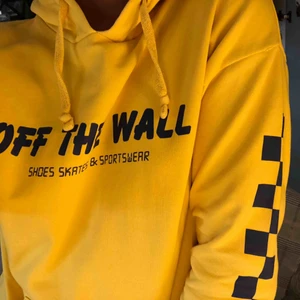  - 300 INKL FRAKT! senapsgul vans hoodie med schackmönster på ärmarna (äkta) knappast använd. Säljer pga ej min stil 