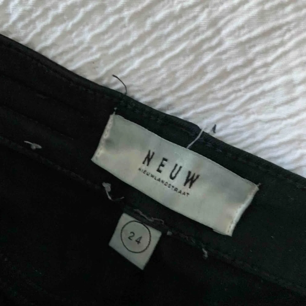 Nya jeans från neuw i storlek 24, passar bra för xs/s då de är ganska stretchiga. Frakt ingår ej.. Jeans & Byxor.