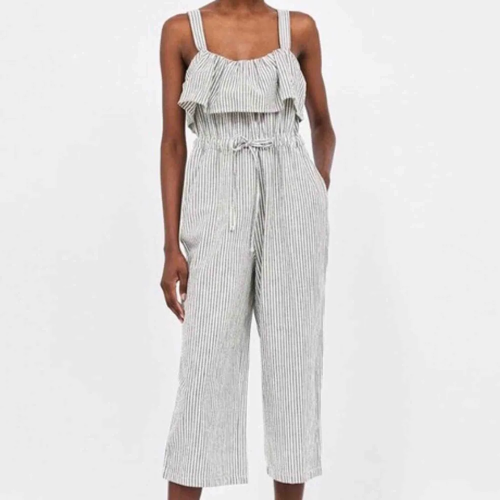Helt oanvänd jumpsuit från Zara i superskönt linne material, perfekt att ha på sommaren 🌞 Orginalpris 399 kr men säljer för 125kr Dm för mer info/intresse 🌼. Klänningar.