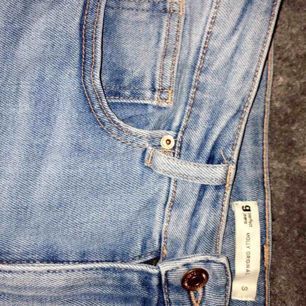 Svin coola mom jeans,lite tajtare från Gina⭐️  Använda 1 gång🦋  (har liknande byxor) Jag har 8st som är intresserade så det är först till kvarn, kom även med bud💖. Jeans & Byxor.