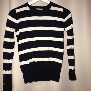  - En simpel men as snygg tröja! Den har detaljer på armarna och passar till allt. Använd Max 4 gånger 