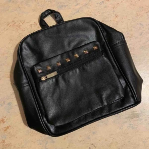  - Skinn ryggsäck, liten i strl, oanvänd.  50kr+frakt  