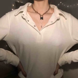  - Vit tröja med krage från Nelly, aldrig använd. Köparen står för frakten :)