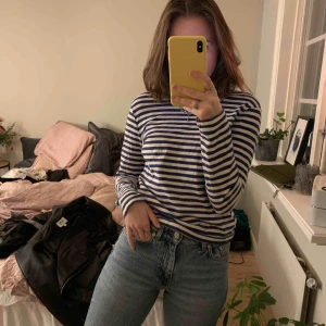  - Perfekt basplagg😍😍 vit med mörkblåa ränder och grön krage som blir en cool detalj, tröjan är från andotherstories