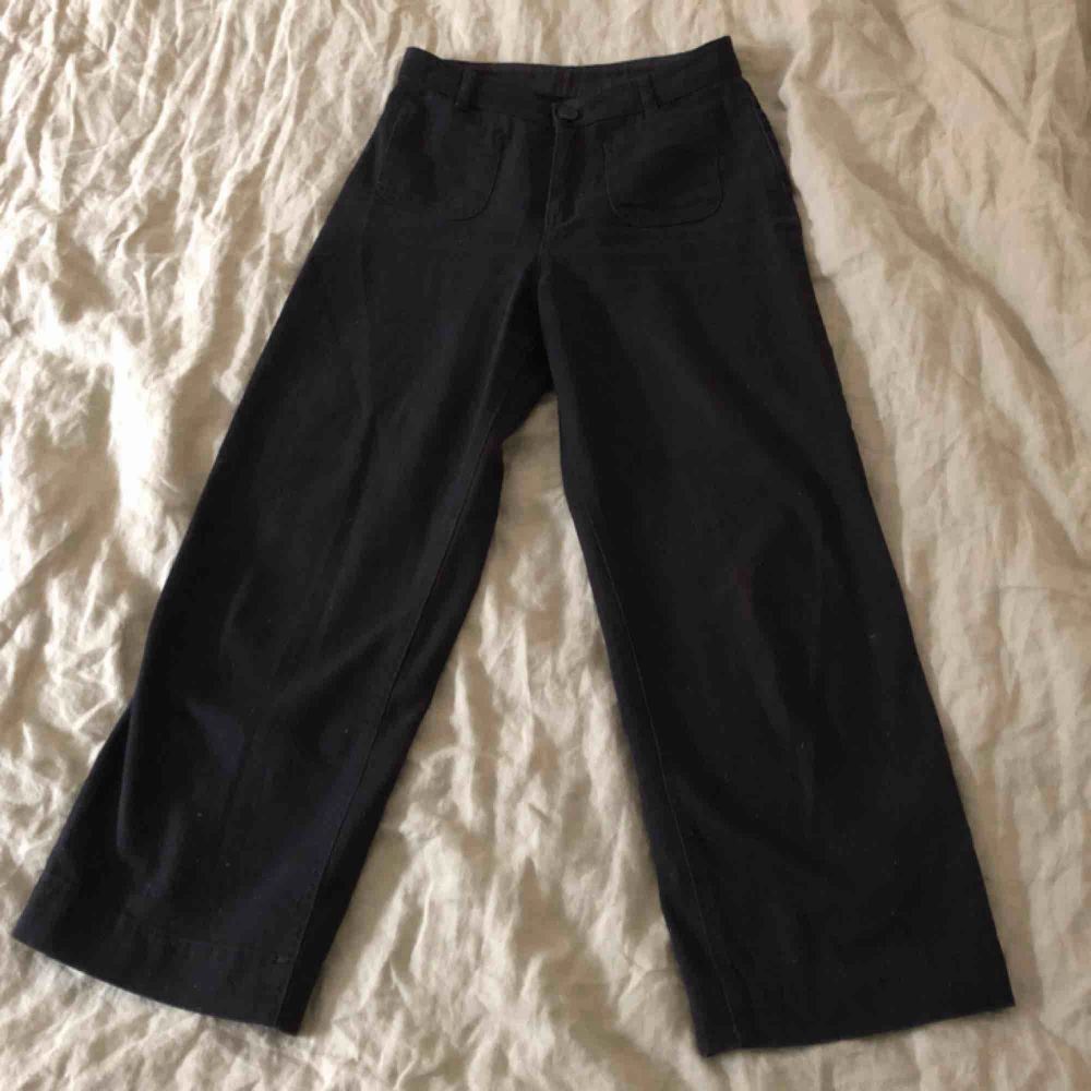 Modell wide trousers i färgen black magic. Säljs för 300 i butik. Kan mötas upp i Sthlm. . Jeans & Byxor.